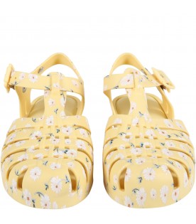 Yellow sandals for girl with daisies