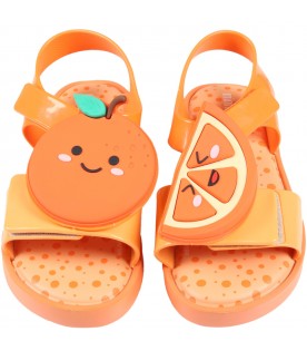 Sandali arancioni per bambini con arancia