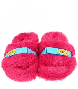 Fuchsia faux-fur sandals for girl with yellow logo patch