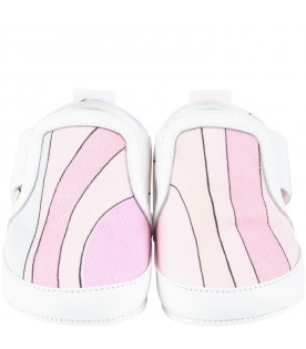 White shoes for baby girl with multicolor print and logo